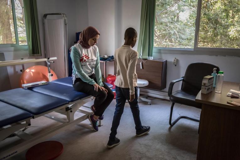 Une physiothérapeute MSF en séance avec un jeune patient de la clinique de Maadi.&nbsp;Égypte. 2018.
 © Sima Diab