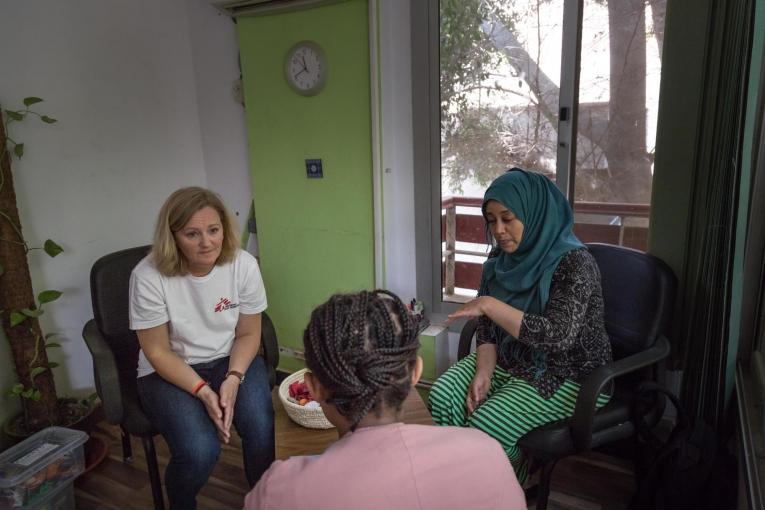 Une patiente de la clinique de Maadi en discussion avec un membre des équipes MSF et sa traductrice.&nbsp;Égypte. 2018.
 © Sima Diab