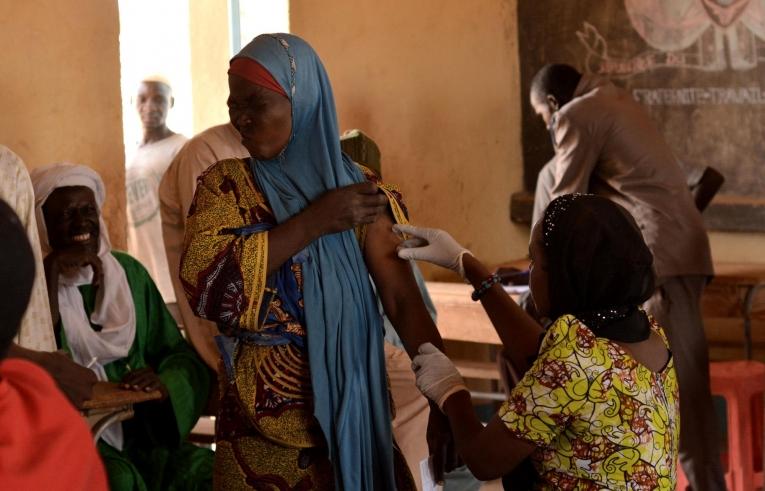 Une femme est vaccinée dans un site de vaccination établi par MSF et le ministère de la Santé.&nbsp;
 © Elise Mertens/MSF
