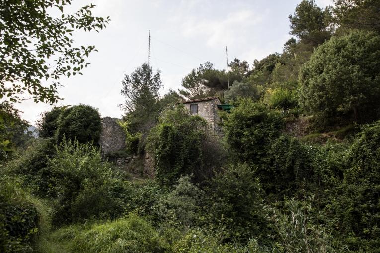 Route empruntée par les migrants de l'Italie vers la France par la montagne. Il y a de nombreuses maisons abandonnées sur cette route,&nbsp;mais aussi des maisons&nbsp;habitées, comme celle-ci. Italie. 2018.
 © MSF