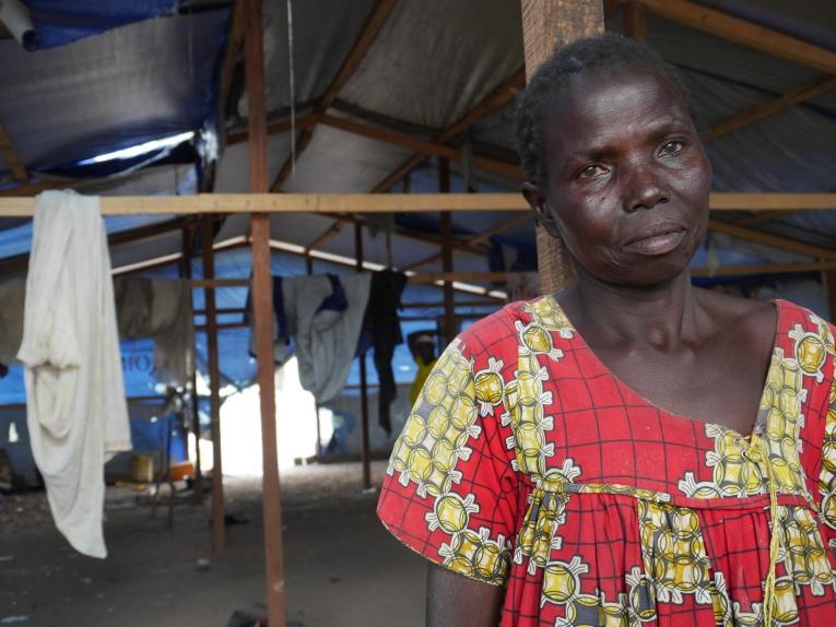 Élisabeth habite un abri collectif de Paoua avec ses quatre enfants, depuis qu'elle a fui son village. République centrafricaine. 2018.
 © MSF/Anaïs Deprade