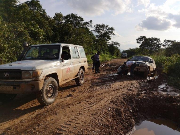 Même à l'aide de 4x4 les routes sont très difficilement praticables, particulièrement pendant la saison des pluies. République démocratique du Congo. 2019.
 © Bérengère Guais/MSF