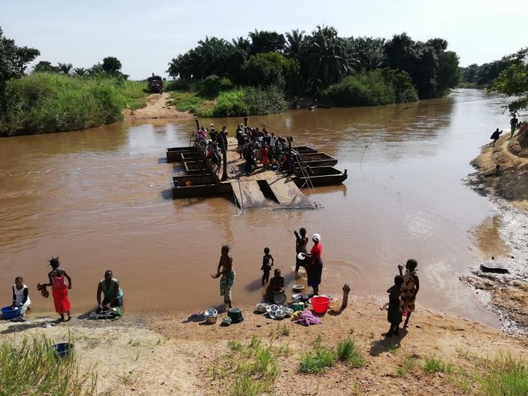 Les obstacles naturels sont nombreux dans la région d'intervention des équipes de Médecins Sans Frontières. Cette rivière ne peut être franchie qu'à l'aide d'un bac. République démocratique du Congo. 2019.
 © Bérengère Guais/MSF