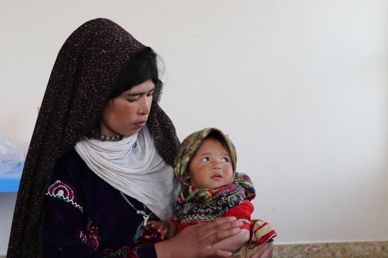 Khadija a 20 ans. Elle s'est rendue dans la clinique MSF d'Hérat car sa fille de deux ans souffre de diarrhée sévère. 2019. Afghanistan.&nbsp;
 © Adhmadullah Safi/MSF