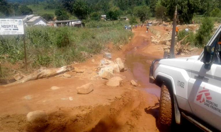 Une équipe MSF a finalement réussi à atteindre Chimanimani alors que toutes les routes pour y accéder étaient endommagées par les inondations et les chutes de pierre. Zimbabwe, Mars 2019.
 © MSF
