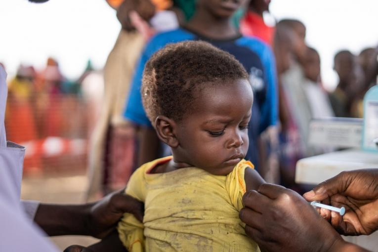 Youssouf Nahamat, 4 ans, est arrivé&nbsp;tôt le matin sur le site de vaccination de MSF à Ryad II, accompagnée de sa sœur aînée. Il a déjà reçu le vaccin contre la polio il y a quelques mois et aujourd'hui, il a reçu son vaccin contre la rougeole, dans le cadre de la campagne de vaccination contre la rougeole menée par MSF au Tchad.
 © Juan Haro