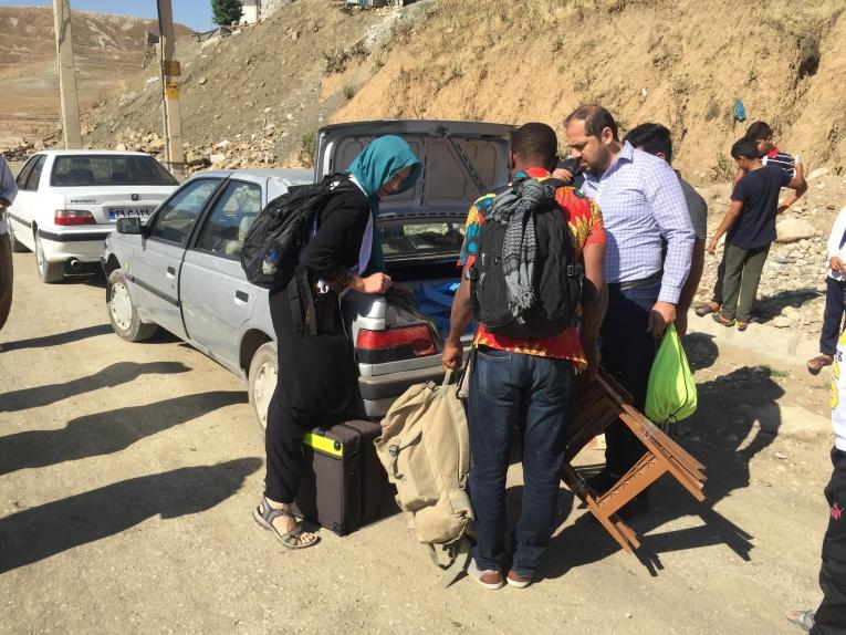 Les équipes MSF chargent un taxi pour se rendre dans des villages isolés. 2019. Iran.&nbsp;
 © Sacha Petiot-Smigieski/MSF