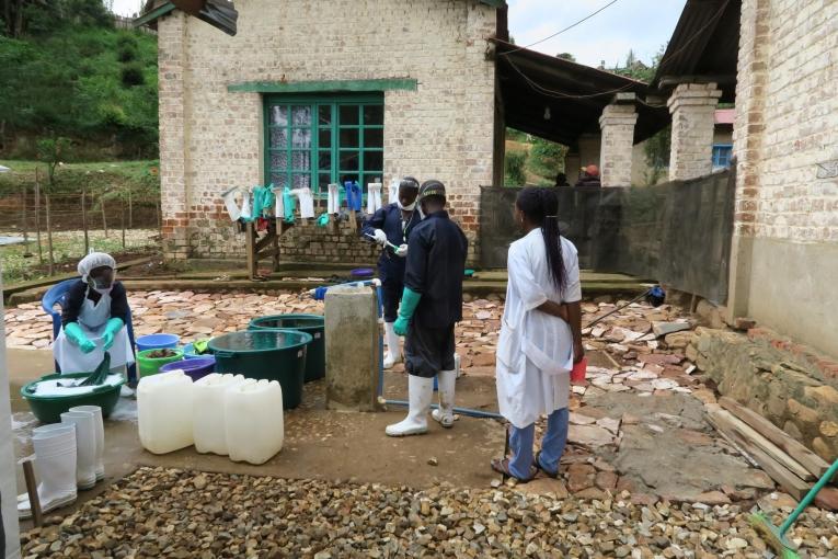 Des hygiénistes MSF travaillent à la désinfection de matériel médical. 2019. République démocratique du Congo.&nbsp;

&nbsp;
 © Caroline Frechard/MSF