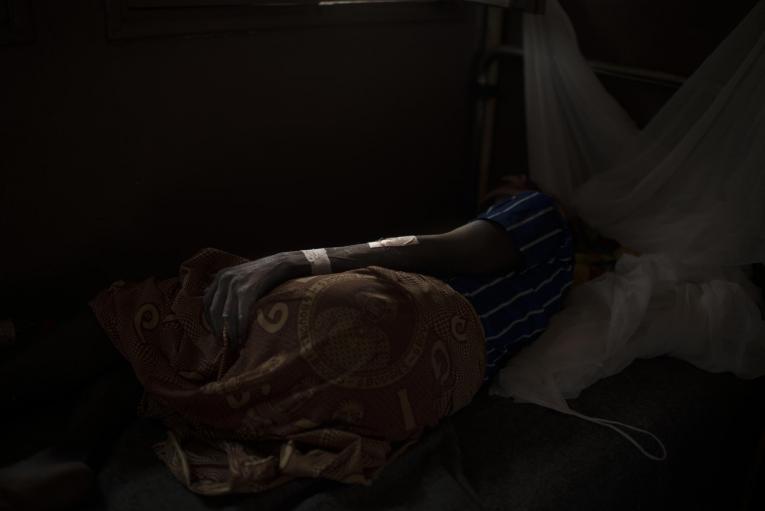 Une femme blessée par balles dans les combats se fait soigner à Bambari.
 © Colin Delfosse/Ouf of Focus