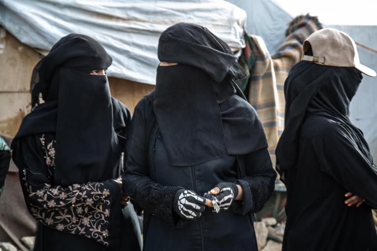 Des femmes discutent entre elles dans le camp de Dahadh, près de la ville de Khamer au Yémen.
 © Agnes Varraine-Leca/MSF