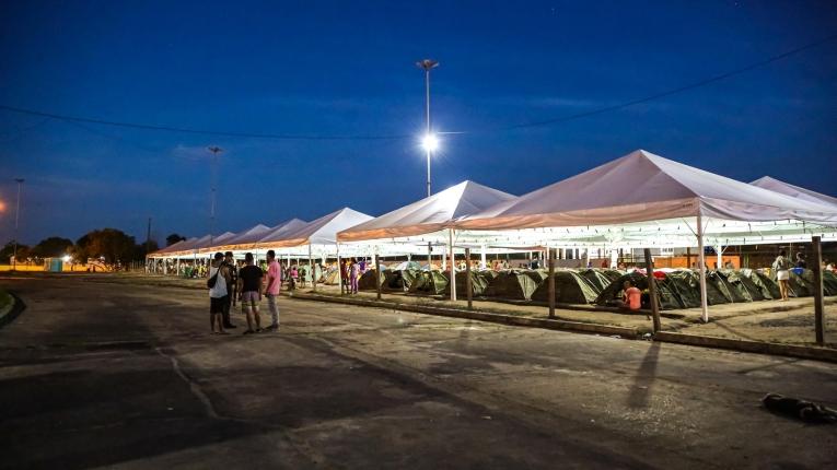 Des tentes sont installées derrière la gare routière de Boa Vista, où vivent des centaines de Vénézuéliens.&nbsp;
 © Victoria Servilhano/MSF