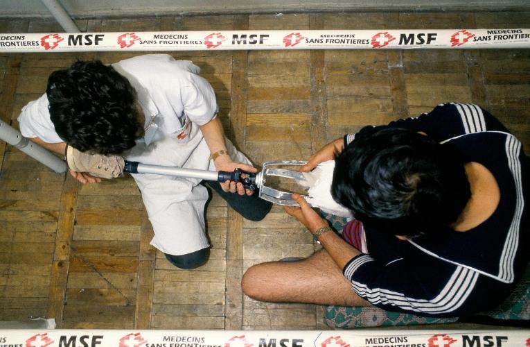 Programme de kinésithérapie, essai de prothèse pour un patient amputé à la suite d'une blessure lors du séisme de 1988.&nbsp;
 © Roger Job