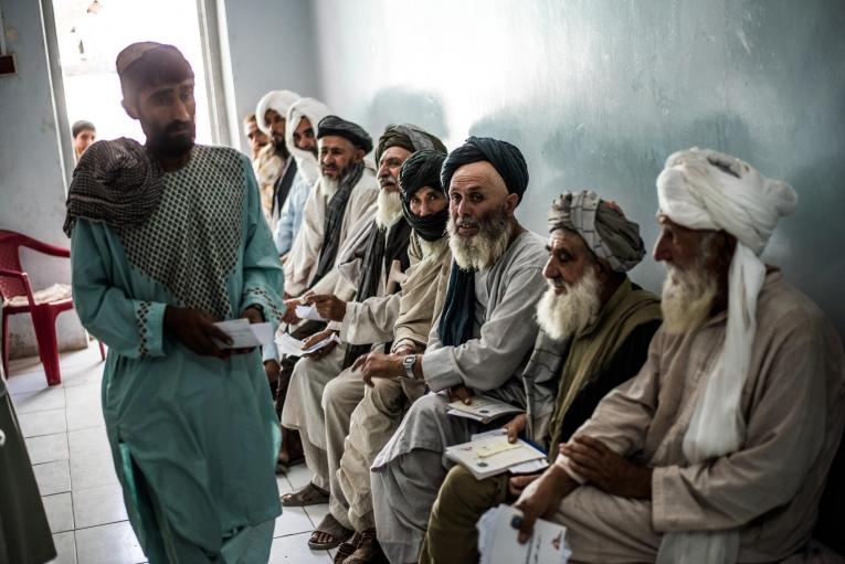 Des hommes attendent pour une consultation à&nbsp;l'hôpital Boost à Lashkar Gah, Helmand, Afghanistan.
 © Kadir Van Lohuizen/Noor