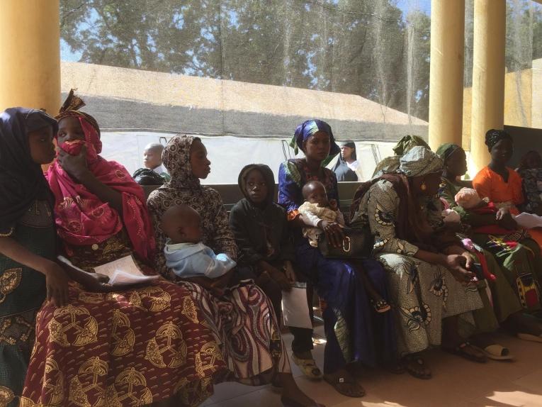 Des patients attendent leur consultation dans l'unité pédiatrique soutenue par MSF à l'hôpital de Niono.
 © MSF/Lamine Keita