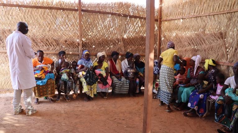 Des mères et leurs enfants en attente d'une consultation par les équipes MSF à Titao. Février 2020. Burkina Faso.
 © Noelie Sawadogo/MSF