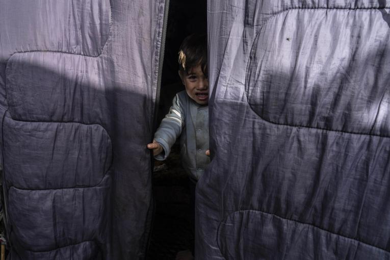 Mohamed, 3 ans, et sa famille vivent dans une tente sans électricité. Parmis les 8 000 personnes du camp, 2 500 d'entre elles sont des enfants.
 © Anna Pantelia/MSF