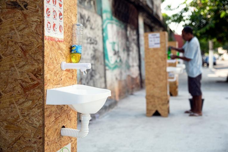Des points d'eau équipés en savon ont été placées à proximité des activités de promotion de la santé de MSF pour le lavage de main. Rio de Janeiro, Brésil.
 © Mariana Abdalla/MSF