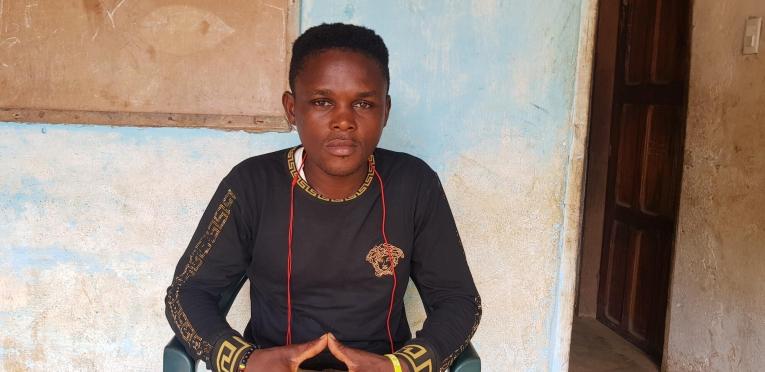 Nango à son domicile. Il reçoit des traitements contre l'épilepsie grâce à une structure de santé soutenue par MSF dans le comté de Montserrado. Liberia. 2022.
 © Jean-Clement Ishimwe/MSF