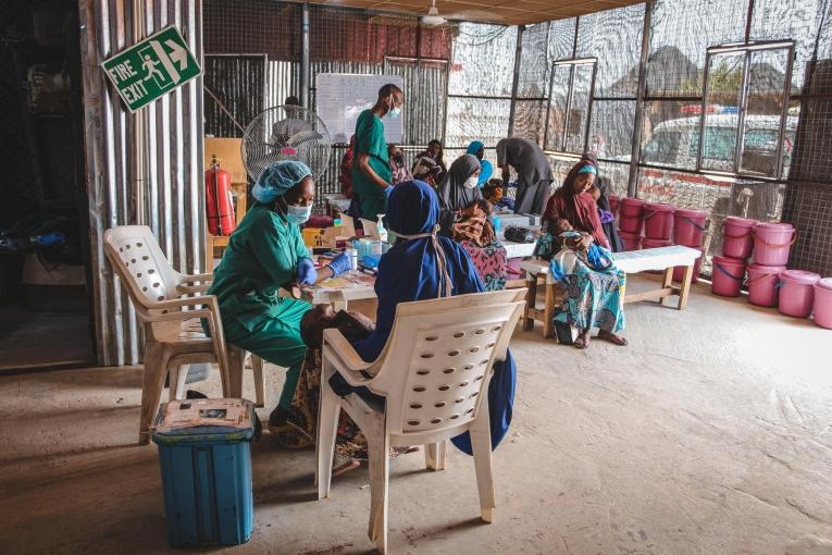 Salle de triage du centre nutritionnel thérapeutique de MSF à Maiduguri. Nigeria. 2022.&nbsp;
 © Nasir Ghafoor/MSF