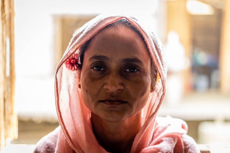 Zaw Rina reçoit des soins de santé mentale dispensés par MSF. Myanmar. 2022.
 © Ben Small/MSF