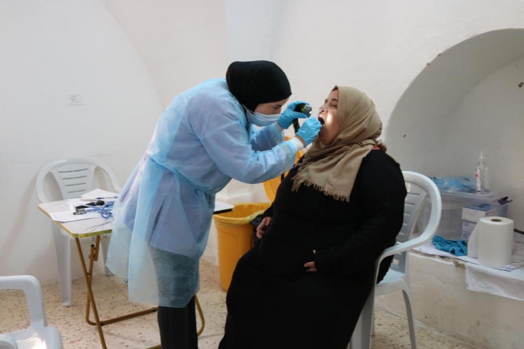 Israa Suwad, médecin MSF, lors d'une consultation médicale à la clinique H2 à Hébron.
 © Salam Khatib/MSF