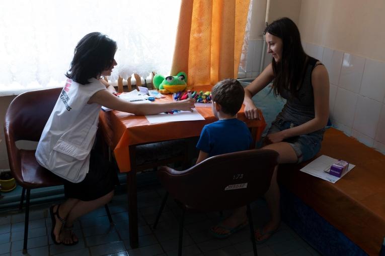Une psychologue MSF en session de soutien en santé mentale auprès de personnes déplacées à&nbsp;Zaporijia. Ukraine. Juin 2022.
 © Alexander Glyadyelov