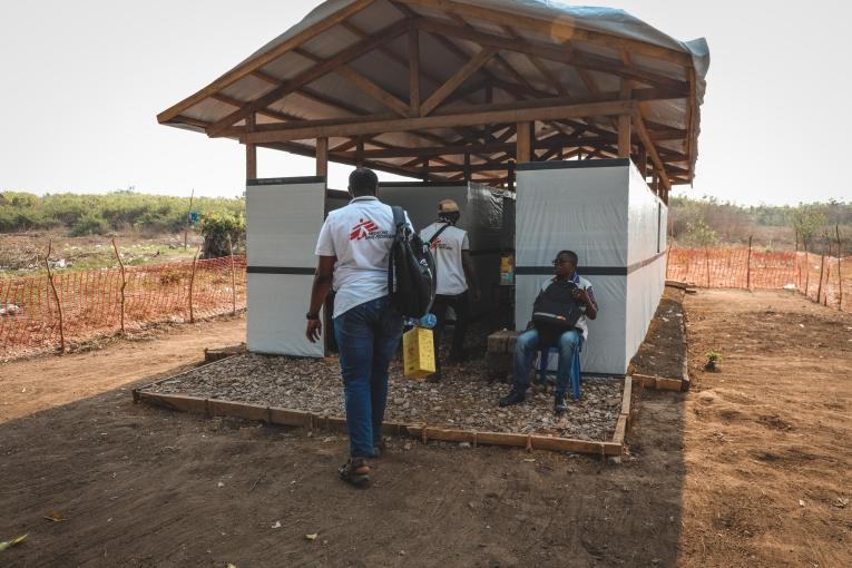 Une clinique MSF construite sur un camp de déplacés du territoire de Kwamouth. République démocratique du Congo. 2022.
 © Johnny Vianney Bissakonou/MSF