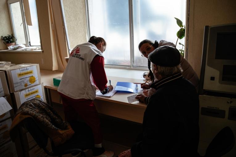 Un médecin MSF en consultation à Lyman. Ukraine. 2022.

&nbsp;
 © Hussein Amri/MSF