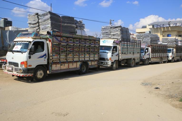 Des camions affrétés par les équipes MSF de l'hôpital d'Atmeh se rendent à une distribution de biens de première nécessité. 11 février 2023.
 © Abdul Majeed Al Qareh