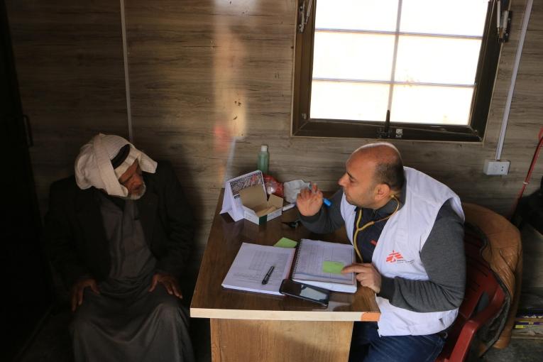 Un médecin MSF en consultation avec un patient dans le camp d'Al-Fuqara, situé dans le gouvernorat d'Idlib.&nbsp;
 © Abdul Majeed Al Qareh