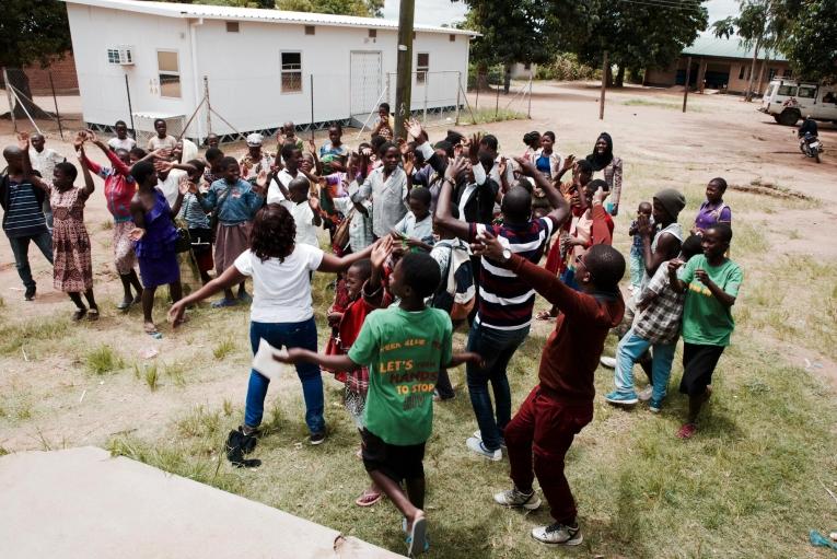 Les « clubs d'adolescents » pour les jeunes atteints du VIH se terminent en chanson et en danse.
 © Francesco Segoni/MSF