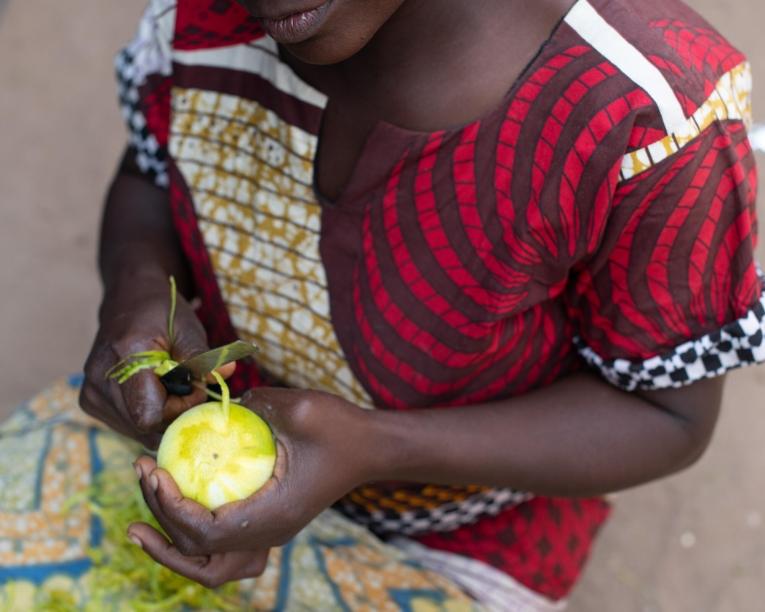Lyua, survivante de violences sexuelles prise en charge par MSF, tente de gagner sa vie en vendant des oranges.
 © Kasia Strek
