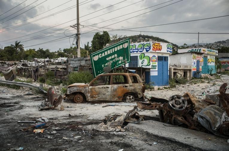 Vue des destructions occasionnées par les nombreux combats entre les groupes armés et les forces de police dans le quartier de Carrefour dans les faubourgs de Port-au-Prince. Mars 2024.
 © Corentin Fohlen/Divergence