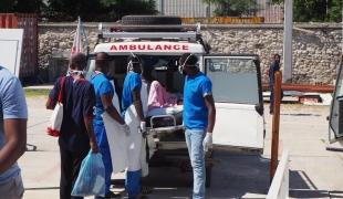 Des patients brûlés sont transférés de Drouillard à l'hôpital MSF de Tabarre