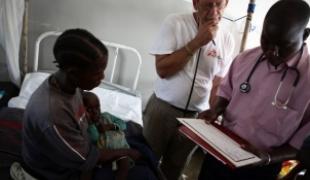 Consultation à l'hôpital d'Arua où MSF prend en charge des patients séropositifs depuis 2001.