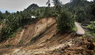 Un tremblement de terre de force 7 6 sur l'échelle de Richter a frappé mercredi 30 septembre la ville de Padang et les environs sur la côte ouest de l'île de Sumatra en Indonésie. Plus de 7OO personnes ont été tuées et des centaines d'autres sont 