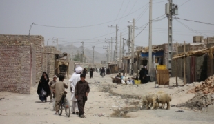 Zahedan capitale de la province du Sistan Balouchistan est une ville iranienne située à environ 60 80 kilomètres de la frontière avec le Pakistan et l'Afghanistan. Médecins Sans Frontières y est présente depuis 1996 afin d'apporter des soins gratui