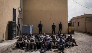 Des hommes détenus dans le centre de Janzour aux abords de Tripoli.