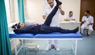 Ce jeune homme a été blessé par balles quelques mois auparavant. Il vient trois fois par semaine pour suivre des sessions de kinésithérapie. Centre de rééducation médicale de Bagdad (BMRC). Irak. 2017.