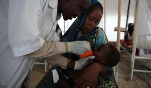 Un enfant pris en charge par un infirmier dans le centre thérapeutique nutritionnel de MSF à N'Djamena. Tchad. 2018.