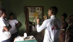 Le Dr. Mudama Onyedika Precious forme les équipes d'un centre de santé à la circoncision. Il travaille pour Médecins Sans Frontières et fait partie de l'équipe qui visite les centres de santé de la région à l'aide de clinique mobile. Nigeria. 2018. 