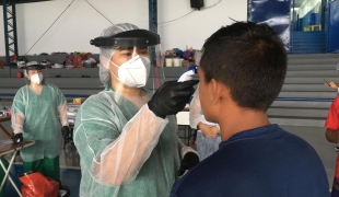 Un infirmier MSF lors d'une séance de dépistage dans la ville de Manaus. Brésil. Mai 2020.