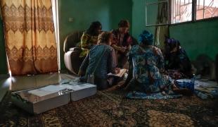 Deux fois par semaine, une équipe MSF réalise des visites à domicile pour les patientes dont le cancer les empêche de se déplacer jusqu'à l'hôpital. Chez cette patiente, la visite permettra de faire le point sur les médicaments à prendre pour soulager les douleurs provoquées par la chimiothérapie. Bamako, Mali, le 31 janvier 2020.