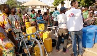 Le réseau d'eau ne fonctionne plus et les quelques puits accessible à Bouar ne permettent pas de répondre aux besoins des personnes déplacées. MSF a mis en place des points de distribution d'eau pour fournir 20 000 litres par jour. République centrafricaine. 2021. 