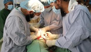 Un médecin MSF effectue une opération dans un des trois blocs opératoires de l'hôpital de Boost à Lashkar Gah.