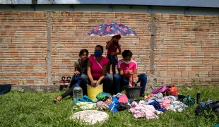 Portrait d'une famille vénézuélienne à la frontière entre le Brésil et le Venezuela. 