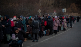 Des centaines d'Ukrainiens font la queue pour passer en Slovaquie. 6 mars 2022. 