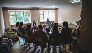 Des personnes déplacées par le conflit participent à une séance menée par un psychologie MSF. Ivano-Frankivsk. Ukraine.