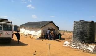 Clinique mobile MSF installée à l'entrée du camp de Dagahaley. MSF a ouvert deux nouveaux postes médicaux avancés, construit 50 latrines, mis en place deux réservoirs d'eau et distribué des bâches en plastique et des tapis de sol pour 800 familles en bordure du camp.