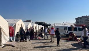 Distribution de nourriture à Kilis en Turquie avec le partenaire de MSF, International Blue Crescent, sous la coordination du Croissant rouge. 
